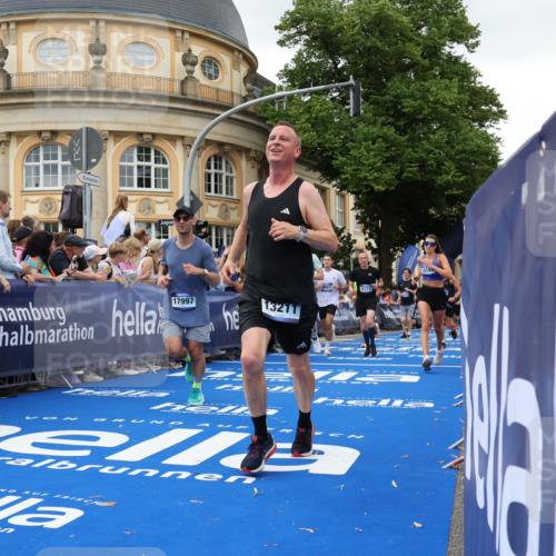 29.06.2025 - hella hamburg halbmarathon Strokosch-Dieckow http://msf.ph/oto/8297172 29.06.2025 10:52:25 Ziel 3715, 4140, 4587, 7178, 7232, 8371, 8661, 9145, 9876, 11791, 13015, 13211, 13301, 13707, 14561, 15144, 15980, 17773, 17997 meine-sportfotos.de