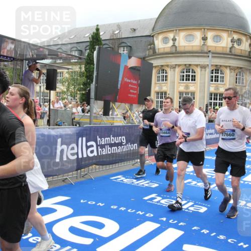 29.06.2025 - hella hamburg halbmarathon Michael Strokosch http://msf.ph/oto/8297262 29.06.2025 10:57:19 Ziel 1387, 1877, 2417, 2676, 4167, 4940, 8585, 9450, 9577, 9884, 9934, 10383, 11590, 11612, 12014, 12590, 13750, 15110, 15229, 15664, 16625, 17660, 17779, 17848, 17993, 19184 meine-sportfotos.de