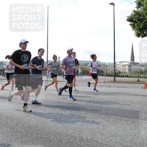 29.06.2025 - hella hamburg halbmarathon Lena Gebhardt http://msf.ph/oto/8297268 29.06.2025 09:59:19 Lombardsbrücke 4461, 545, 12186, 2406, 7129, 8509, 1319, 1334, 1366, 1410, 1485, 1506, 1595, 1642, 1715, 1719, 1972, 2282, 2630, 2741, 2911, 3037, 3112, 3334, 3715, 4467, 4839, 5299, 5391, 5420, 5457, 5458, 5465, 5492, 5866, 6390, 6399, 6414, 6415, 6416, 6629, 7033, 7037, 7129, 7130, 7232, 7395, 7732, 7833, 7864, 8068, 8509, 8520, 8542, 8652, 8721, 8772, 8798, 8846, 8929, 9488, 9655, 9727, 9770, 9884, 9903, 9907, 9922, 10020, 10266, 10488 meine-sportfotos.de