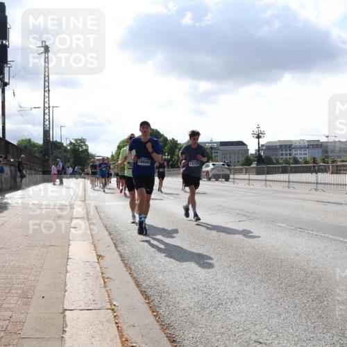 29.06.2025 - hella hamburg halbmarathon Lena Gebhardt http://msf.ph/oto/8297275 29.06.2025 09:46:48 Lombardsbrücke 18600, 13729, 1053, 1344, 1396, 1411, 1577, 1889, 2243, 3005, 4477, 4944, 5048, 5152, 5193, 5660, 6683, 7080, 7466, 7534, 7622, 7628, 7867, 7901, 8312, 8323, 8784, 8864, 10298, 10477, 10865, 10927, 10929, 11230, 11304, 11661, 11898, 12447, 12899, 12987, 13199, 13252, 13493, 13494, 13617, 13729, 13771, 13961, 14069, 14310, 14385, 15902, 16065, 16140, 16243, 16811, 16931, 16957 meine-sportfotos.de