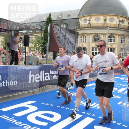 29.06.2025 - hella hamburg halbmarathon Michael Strokosch http://msf.ph/oto/8297280 29.06.2025 10:57:19 Ziel 1387, 1877, 2417, 2676, 4167, 4940, 8585, 9450, 9577, 9884, 9934, 10383, 11590, 11612, 12014, 12590, 13750, 15110, 15229, 15664, 16625, 17660, 17779, 17848, 17993, 19184 meine-sportfotos.de
