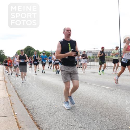 29.06.2025 - hella hamburg halbmarathon Lena Gebhardt http://msf.ph/oto/8297286 29.06.2025 10:21:36 Lombardsbrücke 6103, 1401, 1411, 1028, 1072, 1158, 1191, 1250, 1266, 1401, 1658, 1668, 1958, 2172, 2271, 2315, 2353, 2529, 2635, 2815, 2956, 2986, 3122, 3770, 3817, 3825, 3826, 3995, 4289, 4375, 4376, 4697, 4786, 5122, 5373, 5395, 5412, 5493, 5759, 5957, 6086, 6103, 6475, 6805, 6844, 7075, 7375, 7522, 7553, 7612, 7672, 7781, 8095, 8286, 8715, 8844, 8896, 8959, 9100, 9369, 9483, 9499, 9501, 9532, 9624, 10374, 10874, 11698 meine-sportfotos.de
