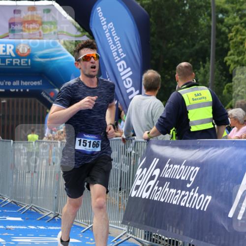 29.06.2025 - hella hamburg halbmarathon Strokosch-Dieckow http://msf.ph/oto/8297310 29.06.2025 10:17:55 Ziel 14932, 15166, 19072 meine-sportfotos.de