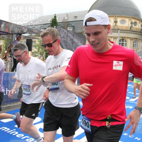 29.06.2025 - hella hamburg halbmarathon Michael Strokosch http://msf.ph/oto/8297332 29.06.2025 10:57:20 Ziel 1387, 1877, 2417, 2676, 4167, 4940, 8585, 9450, 9577, 9884, 9934, 10383, 11590, 11612, 12014, 12590, 13664, 13750, 15110, 15229, 15664, 16625, 17660, 17779, 17848, 17993, 19184 meine-sportfotos.de