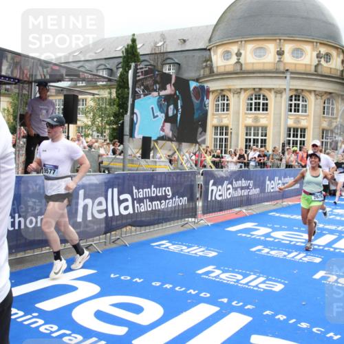 29.06.2025 - hella hamburg halbmarathon Michael Strokosch http://msf.ph/oto/8297348 29.06.2025 10:57:20 Ziel 1387, 1877, 2417, 2676, 4167, 4940, 8585, 9450, 9577, 9884, 9934, 10383, 11590, 11612, 12014, 12590, 13664, 13750, 15110, 15229, 15664, 16625, 17660, 17779, 17848, 17993, 19184 meine-sportfotos.de