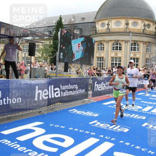 29.06.2025 - hella hamburg halbmarathon Michael Strokosch http://msf.ph/oto/8297360 29.06.2025 10:57:21 Ziel 1877, 2417, 2676, 4940, 5926, 6272, 8585, 9450, 9577, 9934, 10383, 11590, 12014, 12590, 13664, 13750, 15110, 15229, 15664, 16625, 17660, 17779, 17848, 17993, 19184 meine-sportfotos.de