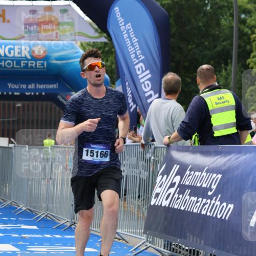 29.06.2025 - hella hamburg halbmarathon Strokosch-Dieckow http://msf.ph/oto/8297392 29.06.2025 10:17:55 Ziel 14932, 15166, 19072 meine-sportfotos.de