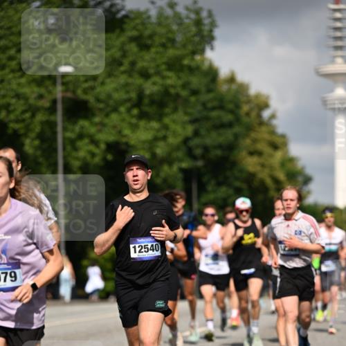 29.06.2025 - hella hamburg halbmarathon Dr. Thomas Lammeyer http://msf.ph/oto/8297425 29.06.2025 09:53:41 Kennedybrücke 1615, 1675, 1688, 1803, 2415, 2568, 2826, 3332, 3431, 3530, 4528, 4823, 5409, 5436, 5791, 5803, 6458, 6529, 6682, 7495, 7774, 7796, 8450, 8629, 8925, 9017, 9294, 9302, 9711, 9979, 10218, 10894, 10922, 11379 meine-sportfotos.de