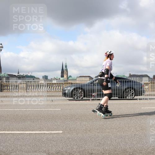 29.06.2025 - hella hamburg halbmarathon Lena Gebhardt http://msf.ph/oto/8297450 29.06.2025 09:06:02 Lombardsbrücke  meine-sportfotos.de