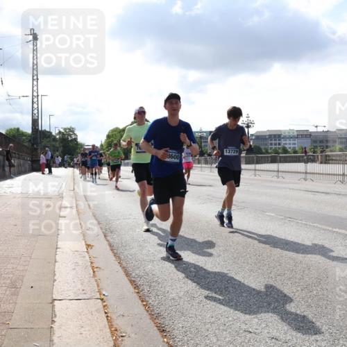 29.06.2025 - hella hamburg halbmarathon Lena Gebhardt http://msf.ph/oto/8297475 29.06.2025 09:46:49 Lombardsbrücke 3600, 13729, 1053, 1344, 1396, 1411, 1577, 1889, 2243, 3005, 4477, 4944, 5048, 5152, 5193, 5660, 6683, 7080, 7466, 7534, 7622, 7628, 7867, 7901, 8312, 8323, 8784, 8864, 10298, 10477, 10865, 10927, 10929, 11230, 11304, 11661, 11898, 12447, 12899, 12987, 13199, 13252, 13493, 13494, 13617, 13729, 13771, 13961, 14069, 14310, 14385, 15902, 16065, 16140, 16243, 16811, 16931, 16957 meine-sportfotos.de