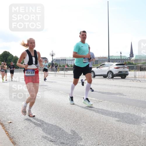 29.06.2025 - hella hamburg halbmarathon Lena Gebhardt http://msf.ph/oto/8297494 29.06.2025 10:12:04 Lombardsbrücke 1062, 1328, 1531, 1790, 1992, 2661, 3363, 3746, 4227, 5176, 5379, 5605, 6871, 7474, 7571, 9191, 9253, 9405, 9428, 9705, 10042, 10409, 10428, 11507, 11509, 11525, 11537, 11581, 11917, 12473, 13171, 13177, 13203, 13542, 13958, 14060, 14196, 14313, 14384, 14863, 15137, 15945, 16379, 16976, 17080, 17638, 17774, 17866, 18261, 18278, 18395, 18429, 18655 meine-sportfotos.de