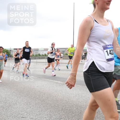 29.06.2025 - hella hamburg halbmarathon Lena Gebhardt http://msf.ph/oto/8297507 29.06.2025 10:56:12 Lombardsbrücke 8533, 13055, 4473, 16960, 18349, 142, 1113, 1738, 1909, 2095, 2793, 2915, 3257, 3268, 3953, 3987, 4083, 4265, 4354, 4470, 4473, 4836, 4896, 5306, 5580, 5693, 5757, 5994, 6055, 6056, 6113, 6257, 6494, 6594, 6690, 6968, 7025, 7028, 7090, 7516, 7616, 7711, 7969, 8005, 8110, 8305, 8517, 8532, 8533, 8648, 8766, 9383, 9435, 9548, 9606, 9838, 9861, 9865, 9948, 9953, 10436, 10438, 10449, 10640, 10740, 10784, 10987, 11903, 11962, 11963 meine-sportfotos.de