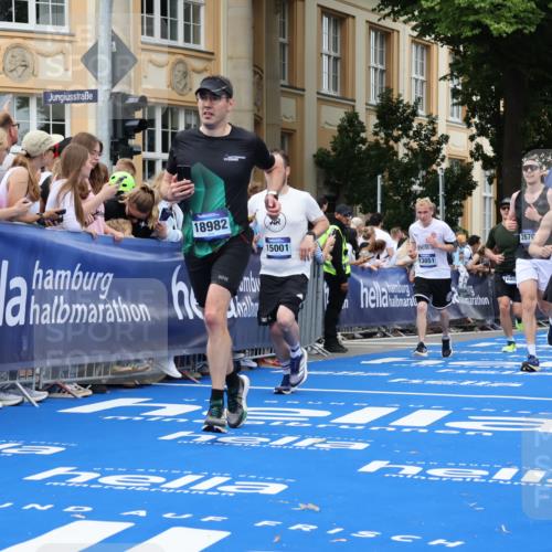 29.06.2025 - hella hamburg halbmarathon Strokosch-Dieckow http://msf.ph/oto/8297550 29.06.2025 10:52:34 Ziel 2346, 2670, 3715, 3952, 5116, 6561, 6562, 7178, 7232, 7475, 9145, 9739, 9869, 10115, 11459, 11689, 11791, 12450, 13051, 13301, 14122, 14561, 15001, 15980, 18982 meine-sportfotos.de