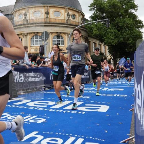 29.06.2025 - hella hamburg halbmarathon Strokosch-Dieckow http://msf.ph/oto/8297617 29.06.2025 10:52:37 Ziel 2287, 2346, 2670, 3952, 3999, 5116, 6561, 6562, 7475, 9739, 9869, 10115, 11459, 11689, 12450, 12482, 13051, 13301, 14122, 15001, 16467, 18331, 18982 meine-sportfotos.de
