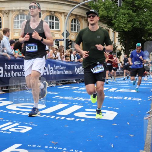 29.06.2025 - hella hamburg halbmarathon Strokosch-Dieckow http://msf.ph/oto/8297636 29.06.2025 10:52:38 Ziel 2287, 2346, 2670, 3952, 3999, 5116, 5194, 6561, 6562, 7475, 9739, 9869, 10115, 11459, 11689, 12450, 12482, 13051, 13301, 14122, 14805, 15001, 16467, 18331, 18982, 19244 meine-sportfotos.de