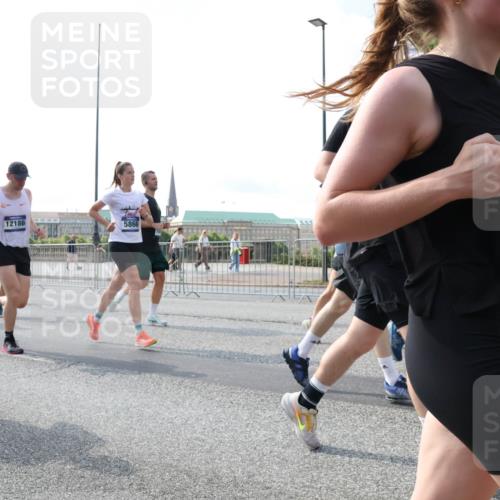 29.06.2025 - hella hamburg halbmarathon Lena Gebhardt http://msf.ph/oto/8297695 29.06.2025 09:59:20 Lombardsbrücke 7603, 12186, 5866, 446, 1319, 1334, 1366, 1485, 1506, 1595, 1642, 1715, 1719, 1972, 2282, 2391, 2630, 2741, 2911, 3037, 3112, 3334, 3715, 4467, 4839, 5299, 5391, 5420, 5457, 5458, 5465, 5492, 5866, 6390, 6399, 6414, 6415, 6416, 6629, 7033, 7037, 7129, 7130, 7232, 7395, 7732, 7833, 7864, 8509, 8520, 8542, 8652, 8772, 8798, 8846, 8929, 9142, 9488, 9655, 9727, 9770, 9884, 9903, 9907, 9922, 10020, 10266, 10488, 11039 meine-sportfotos.de