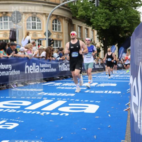 29.06.2025 - hella hamburg halbmarathon Strokosch-Dieckow http://msf.ph/oto/8297744 29.06.2025 10:52:43 Ziel 1657, 2287, 2346, 2444, 2670, 2814, 2910, 3952, 3999, 5077, 5116, 5169, 5194, 7475, 8172, 9065, 9163, 9869, 10115, 10811, 11217, 11459, 11689, 11992, 12450, 12482, 13051, 14122, 14198, 14286, 14805, 16467, 17198, 18331, 19244 meine-sportfotos.de