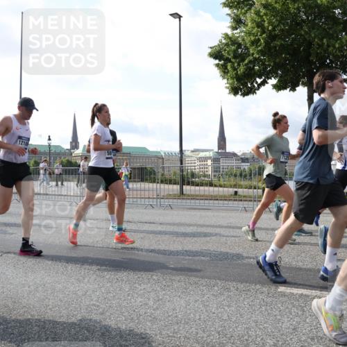29.06.2025 - hella hamburg halbmarathon Lena Gebhardt http://msf.ph/oto/8297772 29.06.2025 09:59:21 Lombardsbrücke 7603, 12186, 7129, 120, 589, 1319, 1334, 1366, 1485, 1506, 1595, 1642, 1715, 1719, 1972, 2282, 2391, 2432, 2630, 2741, 2911, 3037, 3112, 3334, 3668, 3715, 4426, 4467, 4837, 4839, 5299, 5391, 5420, 5457, 5458, 5465, 5492, 5866, 6390, 6399, 6414, 6415, 6416, 6629, 7033, 7037, 7129, 7130, 7232, 7395, 7833, 7864, 8509, 8520, 8542, 8652, 8772, 8798, 8846, 8929, 9142, 9488, 9655, 9727, 9884, 9903, 9907, 9922, 9984, 10020, 10266, 10488, 11039 meine-sportfotos.de