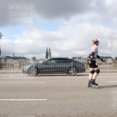 29.06.2025 - hella hamburg halbmarathon Lena Gebhardt http://msf.ph/oto/8297783 29.06.2025 09:06:02 Lombardsbrücke  meine-sportfotos.de