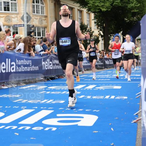 29.06.2025 - hella hamburg halbmarathon Strokosch-Dieckow http://msf.ph/oto/8297788 29.06.2025 10:52:45 Ziel 1257, 1258, 1657, 2287, 2346, 2444, 2814, 2910, 3999, 4557, 4558, 5077, 5116, 5169, 5194, 7475, 8172, 8720, 8955, 9065, 9163, 9869, 10115, 10811, 11217, 11459, 11992, 12482, 14122, 14198, 14286, 14805, 16467, 17198, 18331, 19244 meine-sportfotos.de