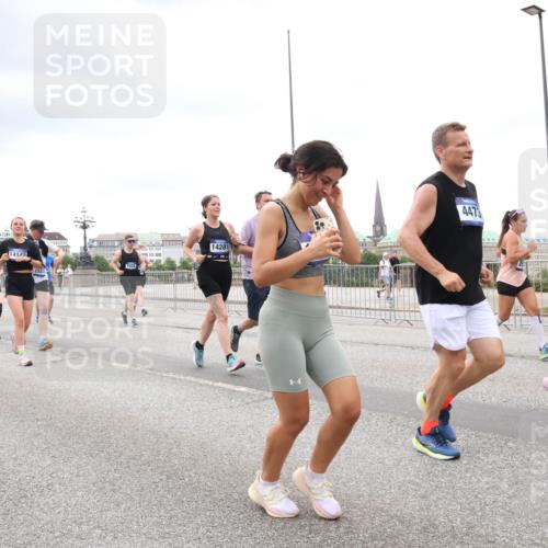 29.06.2025 - hella hamburg halbmarathon Lena Gebhardt http://msf.ph/oto/8297829 29.06.2025 10:56:14 Lombardsbrücke 8533, 8005, 14142, 152, 14281, 4473, 16960, 1047, 1113, 1738, 1909, 2095, 2793, 2915, 3257, 3268, 3675, 3676, 3953, 3987, 4083, 4265, 4354, 4470, 4473, 4836, 4896, 5237, 5306, 5580, 5693, 5757, 5994, 6055, 6056, 6113, 6257, 6494, 6594, 6690, 6968, 7025, 7028, 7090, 7307, 7516, 7616, 7711, 7969, 8005, 8110, 8305, 8517, 8532, 8533, 8766, 9383, 9435, 9548, 9606, 9838, 9861, 9865, 9948, 9953, 10449, 10640, 10740, 10784, 10987, 11903, 11962, 11963 meine-sportfotos.de