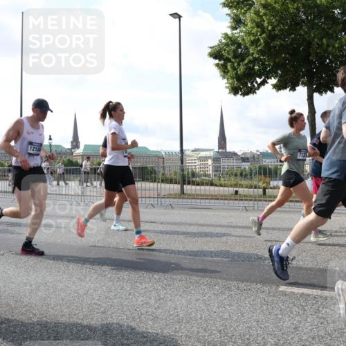 29.06.2025 - hella hamburg halbmarathon Lena Gebhardt http://msf.ph/oto/8297866 29.06.2025 09:59:21 Lombardsbrücke 7603, 5457, 12186, 7129, 120, 1319, 1334, 1366, 1485, 1506, 1595, 1642, 1715, 1719, 1972, 2282, 2391, 2432, 2630, 2741, 2911, 3037, 3112, 3334, 3668, 3715, 4426, 4467, 4837, 4839, 5299, 5391, 5420, 5457, 5458, 5465, 5492, 5866, 6390, 6399, 6414, 6415, 6416, 6629, 7033, 7037, 7129, 7130, 7232, 7395, 7833, 7864, 8509, 8520, 8542, 8652, 8772, 8798, 8846, 8929, 9142, 9488, 9655, 9727, 9884, 9903, 9907, 9922, 9984, 10020, 10266, 10488, 11039 meine-sportfotos.de