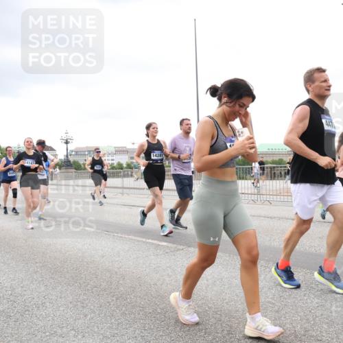 29.06.2025 - hella hamburg halbmarathon Lena Gebhardt http://msf.ph/oto/8297873 29.06.2025 10:56:14 Lombardsbrücke 8533, 4836, 14142, 14281, 447, 69, 1047, 1113, 1738, 1909, 2095, 2793, 2915, 3257, 3268, 3675, 3676, 3953, 3987, 4083, 4265, 4354, 4470, 4473, 4836, 4896, 5237, 5306, 5580, 5693, 5757, 5994, 6055, 6056, 6113, 6257, 6494, 6594, 6690, 6968, 7025, 7028, 7090, 7307, 7516, 7616, 7711, 7969, 8005, 8110, 8305, 8517, 8532, 8533, 8766, 9383, 9435, 9548, 9606, 9838, 9861, 9865, 9948, 9953, 10449, 10640, 10740, 10784, 10987, 11903, 11962, 11963 meine-sportfotos.de