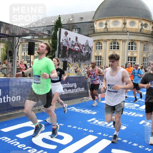 29.06.2025 - hella hamburg halbmarathon Michael Strokosch http://msf.ph/oto/8297909 29.06.2025 10:57:23 Ziel 2417, 2676, 5926, 6272, 8585, 9450, 9577, 9934, 10383, 11590, 12014, 12590, 13664, 15229, 16625, 16830, 17160, 17779, 17848 meine-sportfotos.de
