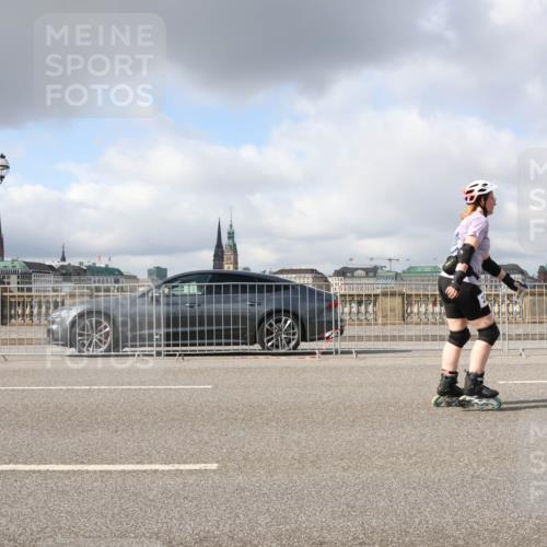 29.06.2025 - hella hamburg halbmarathon Lena Gebhardt http://msf.ph/oto/8297936 29.06.2025 09:06:02 Lombardsbrücke  meine-sportfotos.de
