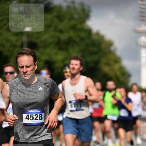 29.06.2025 - hella hamburg halbmarathon Dr. Thomas Lammeyer http://msf.ph/oto/8297967 29.06.2025 09:53:45 Kennedybrücke 1615, 1675, 1688, 1803, 1882, 2415, 2568, 2826, 3332, 3530, 4398, 4528, 4823, 5409, 5436, 5745, 5791, 5803, 6458, 6529, 6649, 6682, 7495, 7774, 8450, 8629, 8925, 9017, 9116, 9294, 9302, 9711, 9979, 10218, 10894, 10922, 11379 meine-sportfotos.de