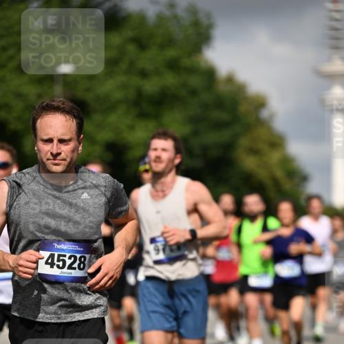 29.06.2025 - hella hamburg halbmarathon Dr. Thomas Lammeyer http://msf.ph/oto/8297993 29.06.2025 09:53:45 Kennedybrücke 1615, 1675, 1688, 1803, 1882, 2415, 2568, 2826, 3332, 3530, 4398, 4528, 4823, 5409, 5436, 5745, 5791, 5803, 6458, 6529, 6649, 6682, 7495, 7774, 8450, 8629, 8925, 9017, 9116, 9294, 9302, 9711, 9979, 10218, 10894, 10922, 11379 meine-sportfotos.de