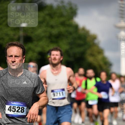 29.06.2025 - hella hamburg halbmarathon Dr. Thomas Lammeyer http://msf.ph/oto/8298008 29.06.2025 09:53:45 Kennedybrücke 1615, 1675, 1688, 1803, 1882, 2415, 2568, 2826, 3332, 3530, 4398, 4528, 4823, 5409, 5436, 5745, 5791, 5803, 6458, 6529, 6649, 6682, 7495, 7774, 8450, 8629, 8925, 9017, 9116, 9294, 9302, 9711, 9979, 10218, 10894, 10922, 11379 meine-sportfotos.de