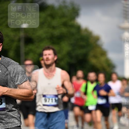 29.06.2025 - hella hamburg halbmarathon Dr. Thomas Lammeyer http://msf.ph/oto/8298041 29.06.2025 09:53:46 Kennedybrücke 1615, 1675, 1688, 1803, 1882, 2415, 2568, 2826, 3332, 3530, 4398, 4528, 4823, 5409, 5436, 5745, 5791, 5803, 6458, 6529, 6649, 7495, 7774, 8450, 8629, 8925, 9017, 9116, 9294, 9302, 9711, 9979, 10218, 10894, 10922, 11379 meine-sportfotos.de