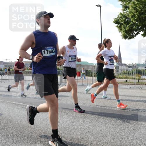 29.06.2025 - hella hamburg halbmarathon Lena Gebhardt http://msf.ph/oto/8298079 29.06.2025 09:59:21 Lombardsbrücke 18599, 13912, 17603, 12186, 586, 1319, 1334, 1366, 1485, 1506, 1595, 1642, 1715, 1719, 1972, 2282, 2391, 2432, 2630, 2741, 2911, 3037, 3112, 3334, 3668, 3715, 4426, 4467, 4837, 4839, 5299, 5391, 5420, 5457, 5458, 5465, 5492, 5866, 6390, 6399, 6414, 6415, 6416, 6629, 7033, 7037, 7129, 7130, 7232, 7395, 7833, 7864, 8509, 8520, 8542, 8652, 8772, 8798, 8846, 8929, 9142, 9488, 9655, 9727, 9884, 9903, 9907, 9922, 9984, 10020, 10266, 10488, 11039 meine-sportfotos.de