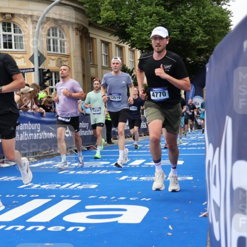 29.06.2025 - hella hamburg halbmarathon Strokosch-Dieckow http://msf.ph/oto/8298138 29.06.2025 10:52:58 Ziel 1257, 1258, 2099, 2208, 3059, 3258, 3334, 4121, 4557, 4558, 4770, 5907, 7509, 7864, 8139, 8587, 8720, 8955, 9093, 9537, 10724, 12155, 12367, 12519, 12910, 14323, 14791, 15430, 18590, 18720, 19208 meine-sportfotos.de