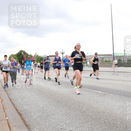 29.06.2025 - hella hamburg halbmarathon Lena Gebhardt http://msf.ph/oto/8298219 29.06.2025 10:56:15 Lombardsbrücke 1909, 4836, 8533, 8005, 8305, 14142, 1047, 1113, 1738, 1909, 2095, 2793, 2915, 3257, 3268, 3675, 3676, 3953, 3987, 4083, 4265, 4354, 4470, 4473, 4836, 4896, 5237, 5306, 5580, 5693, 5757, 5994, 6055, 6056, 6113, 6494, 6594, 6690, 6968, 7025, 7028, 7090, 7307, 7516, 7616, 7711, 7969, 8005, 8108, 8110, 8305, 8517, 8532, 8533, 8606, 8766, 9383, 9435, 9606, 9838, 9861, 9865, 9948, 9953, 10449, 10555, 10569, 10640, 10740, 10784, 10987, 11903, 11962, 11963 meine-sportfotos.de