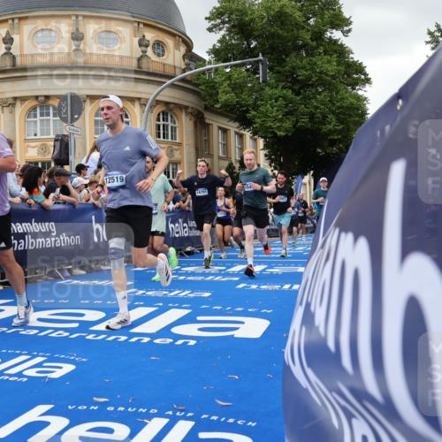 29.06.2025 - hella hamburg halbmarathon Strokosch-Dieckow http://msf.ph/oto/8298225 29.06.2025 10:53:00 Ziel 2099, 2208, 3059, 3258, 3334, 4121, 4770, 5907, 7509, 7864, 8139, 8587, 9093, 9537, 10724, 12155, 12367, 12519, 12910, 14323, 14791, 15430, 18590, 18720, 19208 meine-sportfotos.de