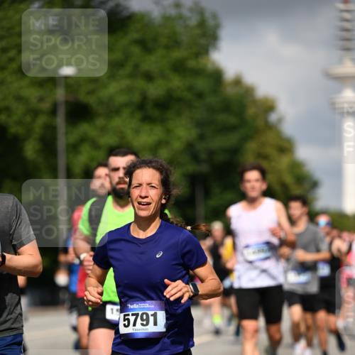 29.06.2025 - hella hamburg halbmarathon Dr. Thomas Lammeyer http://msf.ph/oto/8298237 29.06.2025 09:53:48 Kennedybrücke 1615, 1675, 1688, 1803, 1882, 2415, 2568, 2675, 2826, 3332, 3530, 4398, 4528, 4823, 5409, 5436, 5745, 5791, 5803, 6458, 6529, 6649, 7495, 7774, 8450, 8629, 8925, 9017, 9116, 9294, 9302, 9711, 9979, 10218, 10894, 10922, 11379 meine-sportfotos.de