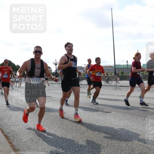 29.06.2025 - hella hamburg halbmarathon Lena Gebhardt http://msf.ph/oto/8298259 29.06.2025 09:59:22 Lombardsbrücke 18134, 17773, 408, 13912, 1319, 1334, 1366, 1485, 1506, 1595, 1642, 1715, 1719, 1972, 2282, 2391, 2432, 2630, 2741, 2911, 3037, 3112, 3668, 3715, 4426, 4467, 4837, 4839, 5299, 5391, 5420, 5457, 5458, 5465, 5492, 5866, 6390, 6399, 6414, 6415, 6416, 6629, 7033, 7037, 7129, 7130, 7232, 7395, 7833, 7864, 8509, 8520, 8542, 8652, 8772, 8798, 8846, 8929, 9142, 9488, 9655, 9884, 9903, 9907, 9922, 9984, 10020, 10266, 10488, 11039 meine-sportfotos.de