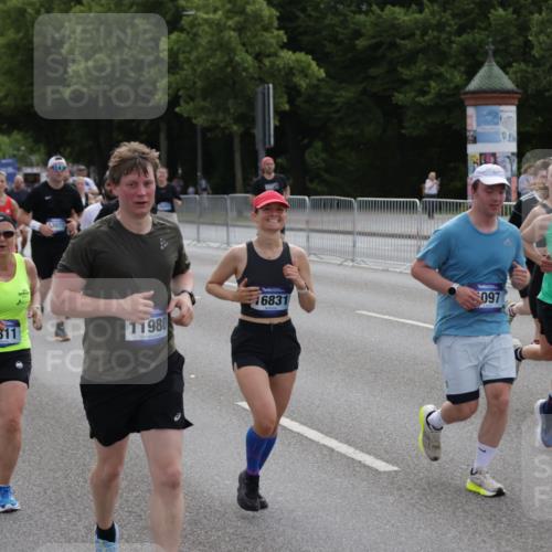 29.06.2025 - hella hamburg halbmarathon Jannik Wohlers http://msf.ph/oto/8298285 29.06.2025 10:36:55 Lombardsbrücke 1022, 1276, 1337, 1597, 1819, 2016, 2031, 2072, 2104, 2272, 2480, 2486, 3127, 4097, 4347, 4733, 5146, 5171, 5560, 5790, 5940, 6584, 7085, 7235, 7544, 7707, 7777, 7823, 8257, 8258, 8811, 8843, 9055, 9524, 10762, 10798, 11980, 12103, 12762, 12935, 13077, 13783, 14130, 14202, 14282, 14343, 14779, 14915, 15084, 16192, 16303, 16782, 16831, 16837, 17305, 17307, 17388, 17687, 17688, 17794, 17965, 18578, 18710 meine-sportfotos.de