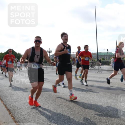 29.06.2025 - hella hamburg halbmarathon Lena Gebhardt http://msf.ph/oto/8298290 29.06.2025 09:59:22 Lombardsbrücke 18730, 18134, 17773, 408, 54, 13912, 5451, 1319, 1334, 1366, 1485, 1506, 1595, 1642, 1715, 1719, 1972, 2282, 2391, 2432, 2630, 2741, 2911, 3037, 3112, 3668, 3715, 4426, 4467, 4837, 4839, 5299, 5391, 5420, 5457, 5458, 5465, 5492, 5866, 6390, 6399, 6414, 6415, 6416, 6629, 7033, 7037, 7129, 7130, 7232, 7395, 7833, 7864, 8509, 8520, 8542, 8652, 8772, 8798, 8846, 8929, 9142, 9488, 9655, 9884, 9903, 9907, 9922, 9984, 10020, 10266, 10488, 11039 meine-sportfotos.de