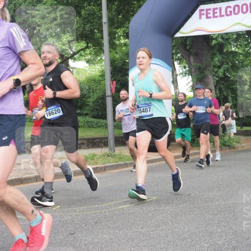 29.06.2025 - hella hamburg halbmarathon KatJ http://msf.ph/oto/8298368 29.06.2025 10:43:05 Zwischen KM18-KM19 5744, 6759, 6924 meine-sportfotos.de