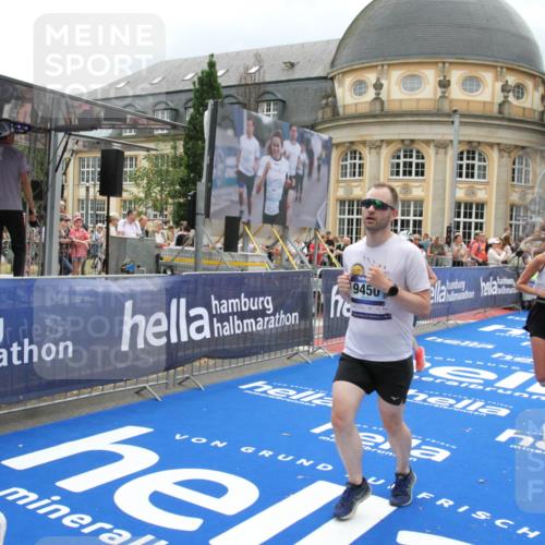 29.06.2025 - hella hamburg halbmarathon Michael Strokosch http://msf.ph/oto/8298376 29.06.2025 10:57:26 Ziel 2417, 5926, 6272, 6281, 6302, 9450, 9727, 9934, 12014, 12590, 13394, 13664, 15695, 16625, 16830, 17160, 17779, 17828 meine-sportfotos.de