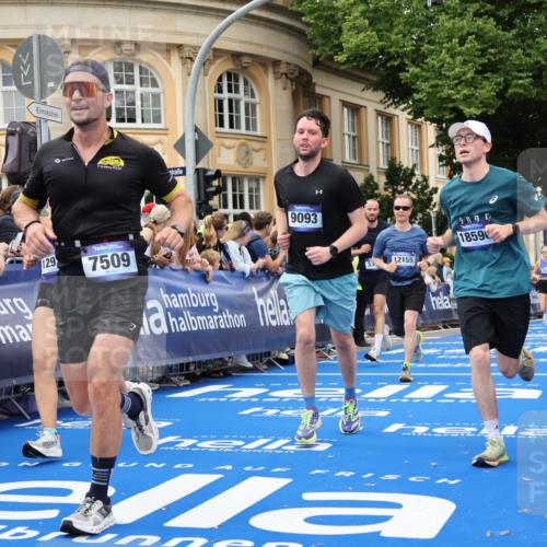 29.06.2025 - hella hamburg halbmarathon Strokosch-Dieckow http://msf.ph/oto/8298394 29.06.2025 10:53:02 Ziel 2111, 2208, 3059, 3258, 3334, 4121, 4770, 5907, 7509, 7864, 8587, 9093, 9537, 12155, 12367, 12519, 12910, 14323, 14791, 15430, 18590, 18720, 19208 meine-sportfotos.de