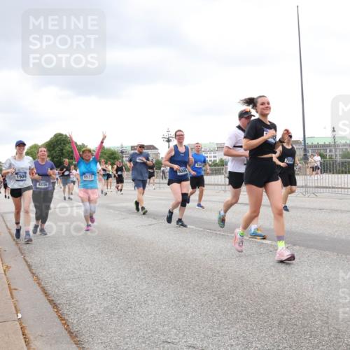 29.06.2025 - hella hamburg halbmarathon Lena Gebhardt http://msf.ph/oto/8298419 29.06.2025 10:56:16 Lombardsbrücke 1909, 4836, 8533, 8005, 7028, 1047, 1113, 1738, 1909, 2095, 2793, 2915, 3257, 3268, 3520, 3675, 3676, 3953, 3987, 4083, 4265, 4354, 4470, 4473, 4836, 4896, 5237, 5306, 5580, 5693, 5757, 5994, 6055, 6056, 6113, 6494, 6594, 6690, 6968, 7025, 7028, 7090, 7307, 7516, 7616, 7711, 8005, 8108, 8110, 8305, 8517, 8532, 8533, 8606, 8766, 9383, 9435, 9606, 9838, 9861, 9865, 9948, 9953, 10449, 10555, 10569, 10640, 10740, 10784, 10987, 11962, 11963 meine-sportfotos.de