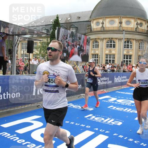 29.06.2025 - hella hamburg halbmarathon Michael Strokosch http://msf.ph/oto/8298447 29.06.2025 10:57:26 Ziel 2417, 5926, 6272, 6281, 6302, 9450, 9727, 9934, 12014, 12590, 13394, 13664, 15695, 16625, 16830, 17160, 17779, 17828 meine-sportfotos.de