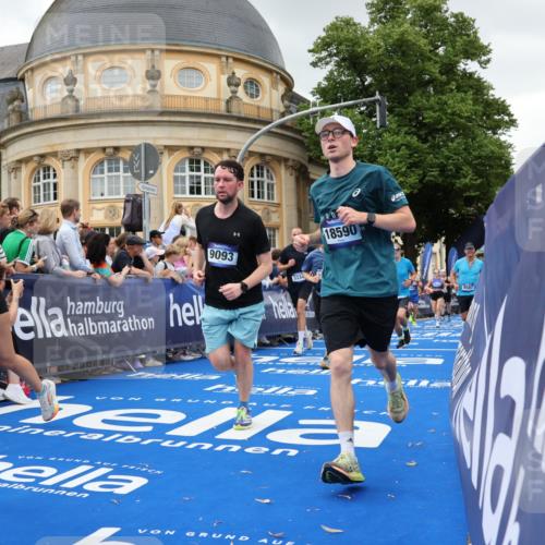 29.06.2025 - hella hamburg halbmarathon Strokosch-Dieckow http://msf.ph/oto/8298457 29.06.2025 10:53:02 Ziel 2111, 2208, 3059, 3258, 3334, 4121, 4770, 5907, 7509, 7864, 8587, 9093, 9537, 12155, 12367, 12519, 12910, 14323, 14791, 15430, 18590, 18720, 19208 meine-sportfotos.de