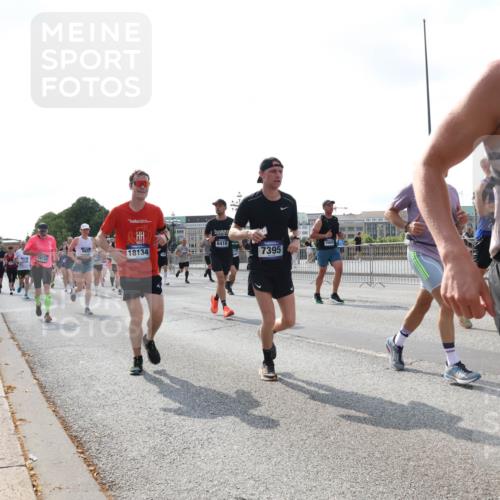 29.06.2025 - hella hamburg halbmarathon Lena Gebhardt http://msf.ph/oto/8298476 29.06.2025 09:59:22 Lombardsbrücke 9922, 18134, 18730, 6416, 7395, 1777, 1319, 1334, 1366, 1485, 1506, 1595, 1642, 1715, 1719, 1972, 2282, 2391, 2432, 2630, 2741, 2911, 3037, 3112, 3668, 3715, 4426, 4467, 4837, 4839, 5299, 5391, 5420, 5457, 5458, 5465, 5492, 5866, 6390, 6399, 6414, 6415, 6416, 6629, 7033, 7037, 7129, 7130, 7232, 7395, 7833, 7864, 8509, 8520, 8542, 8652, 8772, 8798, 8846, 8929, 9142, 9488, 9655, 9884, 9903, 9907, 9922, 9984, 10020, 10266, 10488, 11039 meine-sportfotos.de
