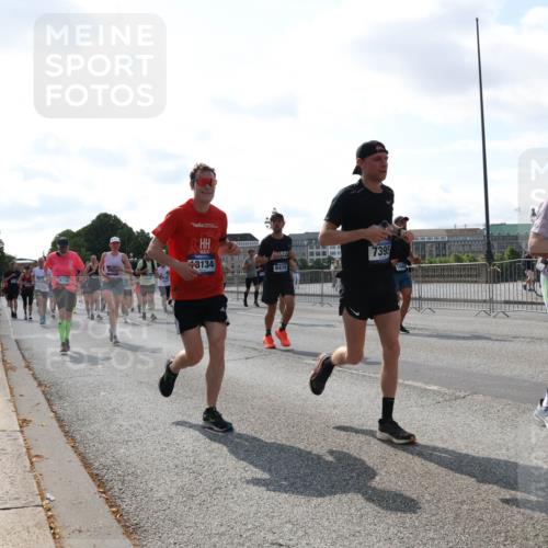 29.06.2025 - hella hamburg halbmarathon Lena Gebhardt http://msf.ph/oto/8298508 29.06.2025 09:59:23 Lombardsbrücke 3134, 7395, 6416, 7037, 1319, 1334, 1366, 1485, 1506, 1595, 1642, 1715, 1719, 1972, 2282, 2391, 2432, 2630, 2741, 2911, 3037, 3112, 3279, 3668, 3715, 4426, 4467, 4837, 4839, 5299, 5391, 5420, 5457, 5458, 5465, 5492, 5866, 6390, 6399, 6414, 6415, 6416, 6629, 7033, 7037, 7129, 7130, 7232, 7395, 7833, 7864, 8509, 8520, 8542, 8652, 8772, 8798, 8846, 8929, 9142, 9488, 9655, 9884, 9903, 9907, 9922, 9984, 10020, 10266, 10488, 11039 meine-sportfotos.de