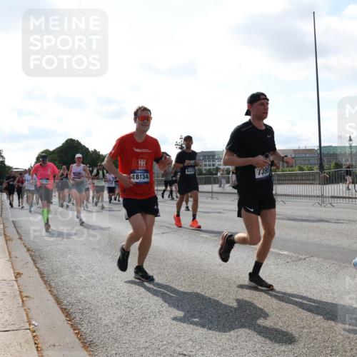 29.06.2025 - hella hamburg halbmarathon Lena Gebhardt http://msf.ph/oto/8298545 29.06.2025 09:59:23 Lombardsbrücke 18730, 992, 18134, 6416, 7395, 7037, 1319, 1334, 1366, 1485, 1506, 1595, 1642, 1715, 1719, 1972, 2282, 2391, 2432, 2630, 2741, 2911, 3037, 3112, 3279, 3668, 3715, 4426, 4467, 4837, 4839, 5299, 5391, 5420, 5457, 5458, 5465, 5492, 5866, 6390, 6399, 6414, 6415, 6416, 6629, 7033, 7037, 7129, 7130, 7232, 7395, 7833, 7864, 8509, 8520, 8542, 8652, 8772, 8798, 8846, 8929, 9142, 9488, 9655, 9884, 9903, 9907, 9922, 9984, 10020, 10266, 10488, 11039 meine-sportfotos.de